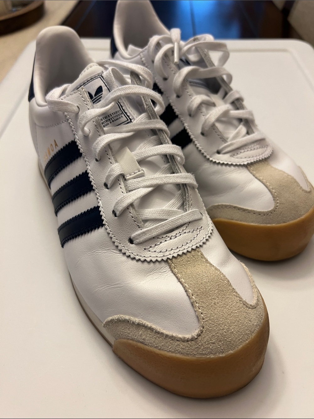 adidas Samoa men’s size 6 White Sneakers with Navy Stripes and Gum Sole